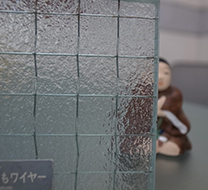 型網入りガラス（厚さ6.8ミリ）